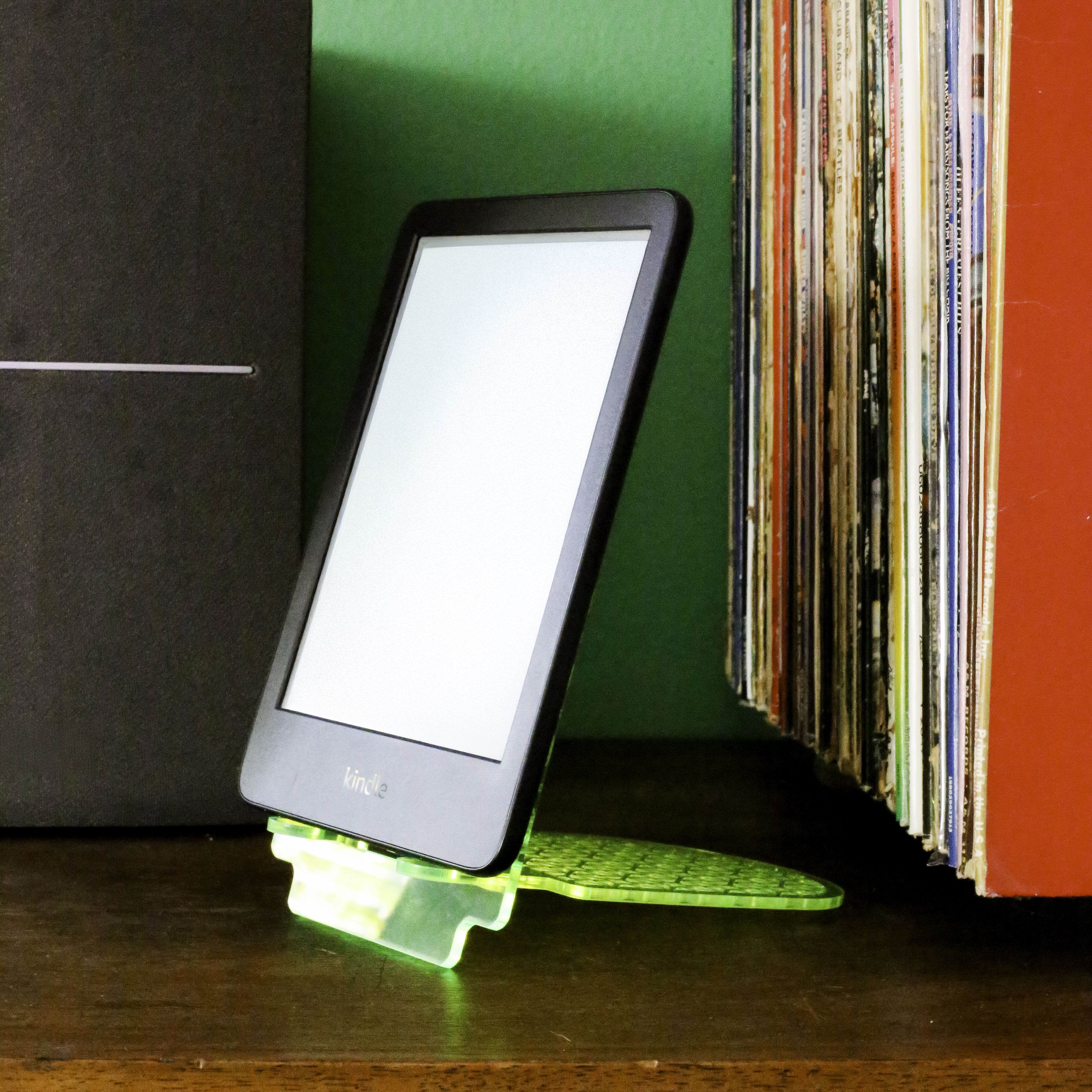📱 Flat-Pack Kindle & Phone Stand